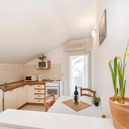 Skriveni Dvori * Vodice