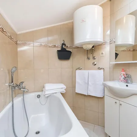 Skriveni Dvori * Vodice