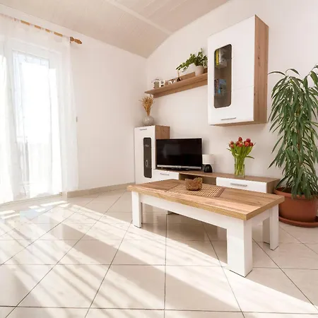 Skriveni Dvori * Vodice