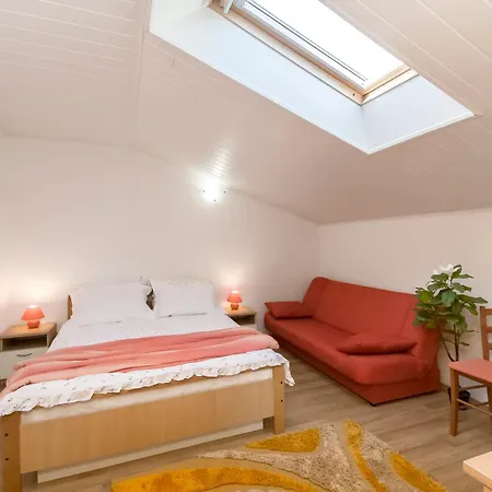 Skriveni Dvori * Vodice