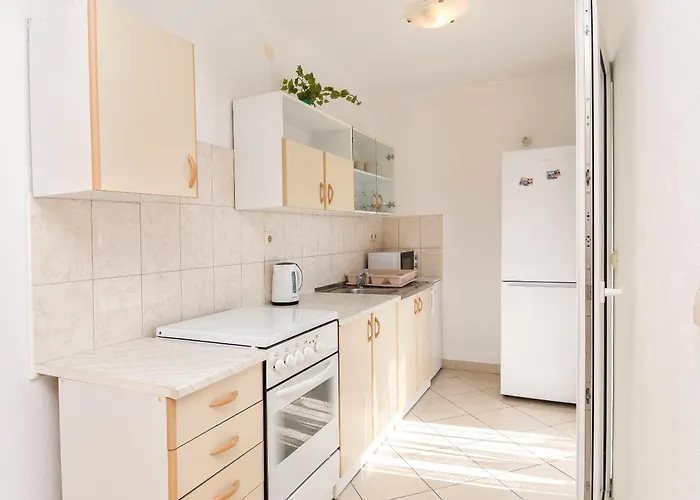 Skriveni Dvori * Vodice