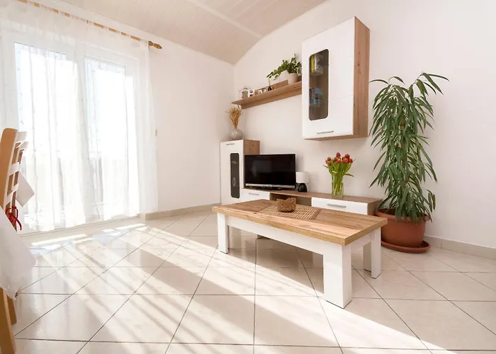 Skriveni Dvori * Vodice